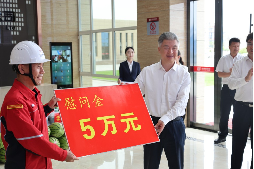 自治区党委副书记庄严一行深入365英国上市公司走访慰问一线职工